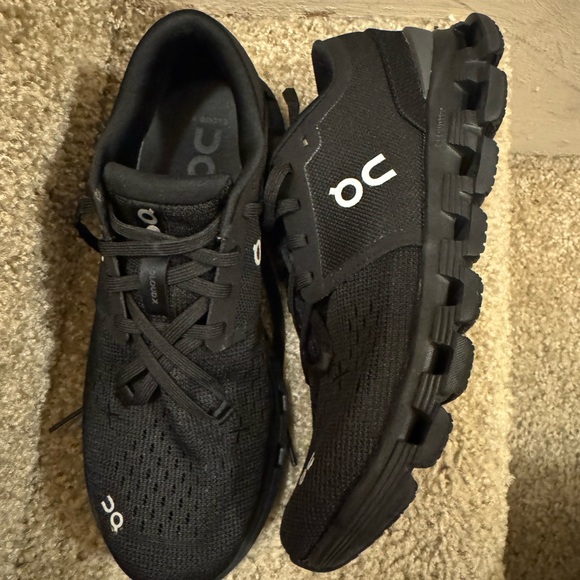 On Running Women’s Black Cloud Athletic Shoes - Picture 2 of 6